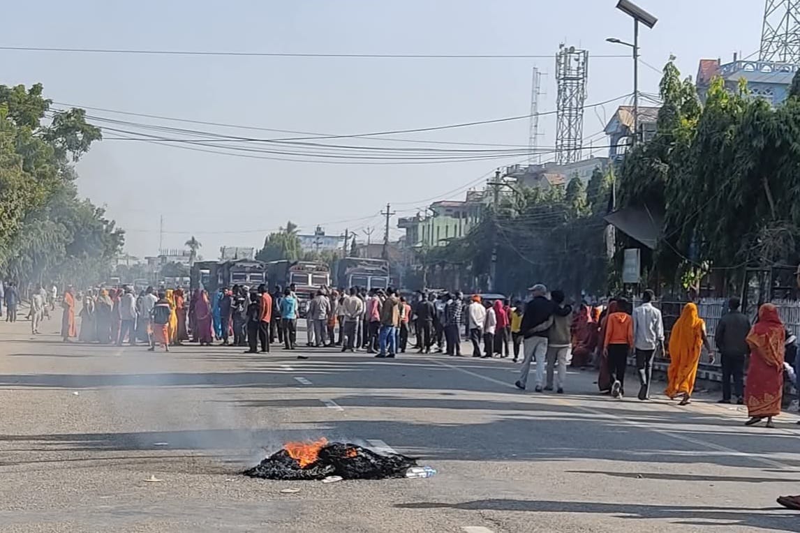 चन्द्रपुर सवारी दुर्घटना : मृतकका परिवारले टायर बालेर गरे प्रदर्शन चन्द्रपुर सवारी दुर्घटना : मृतकका परिवारले टायर बालेर गरे प्रदर्शन