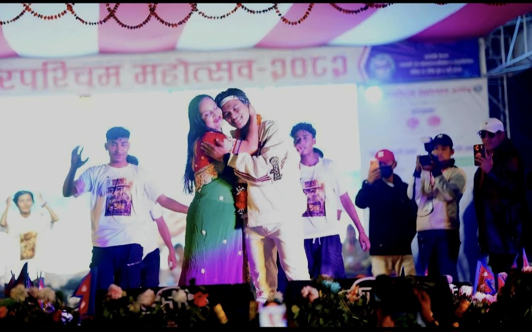 ‘आ बाट आमा’को प्रचारप्रसार गर्दै सुदुरपश्चिम महोत्सवमा अभिनेत्री विपना थापा र अभिनेता पल शाह ‘आ बाट आमा’को प्रचारप्रसार गर्दै सुदुरपश्चिम महोत्सवमा अभिनेत्री विपना थापा र अभिनेता पल शाह