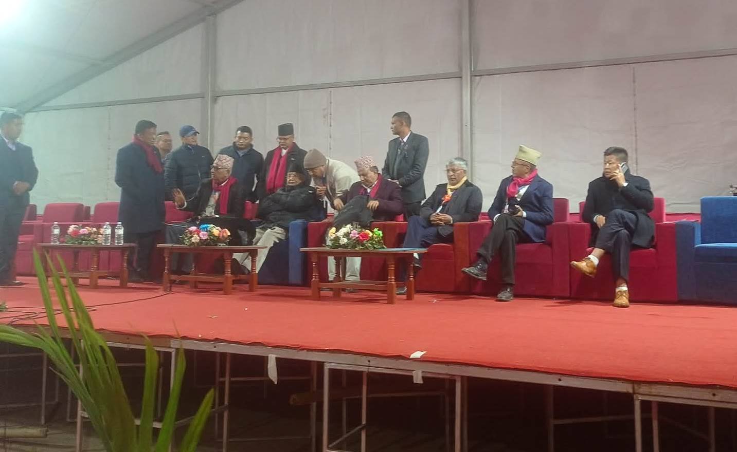 एमाले महाधिवेशन : प्रतिनिधि लाइनमा, ओली र पोखरेल मञ्चमा एमाले महाधिवेशन : प्रतिनिधि लाइनमा, ओली र पोखरेल मञ्चमा