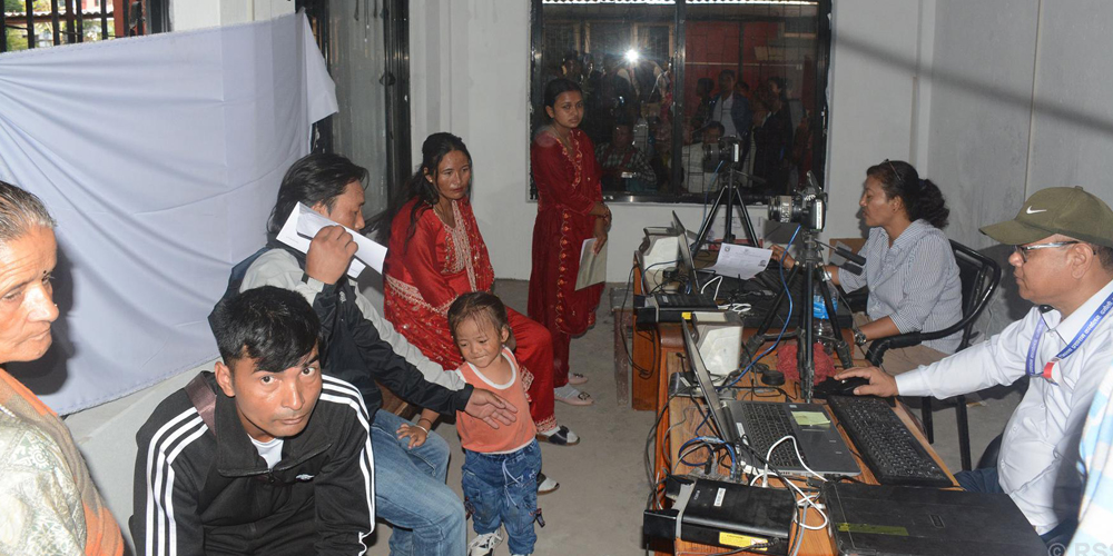 पालिकाबाट राष्ट्रिय परिचयपत्र वितरणहुँदा सेवाग्राहीलाई सहज पालिकाबाट राष्ट्रिय परिचयपत्र वितरणहुँदा सेवाग्राहीलाई सहज