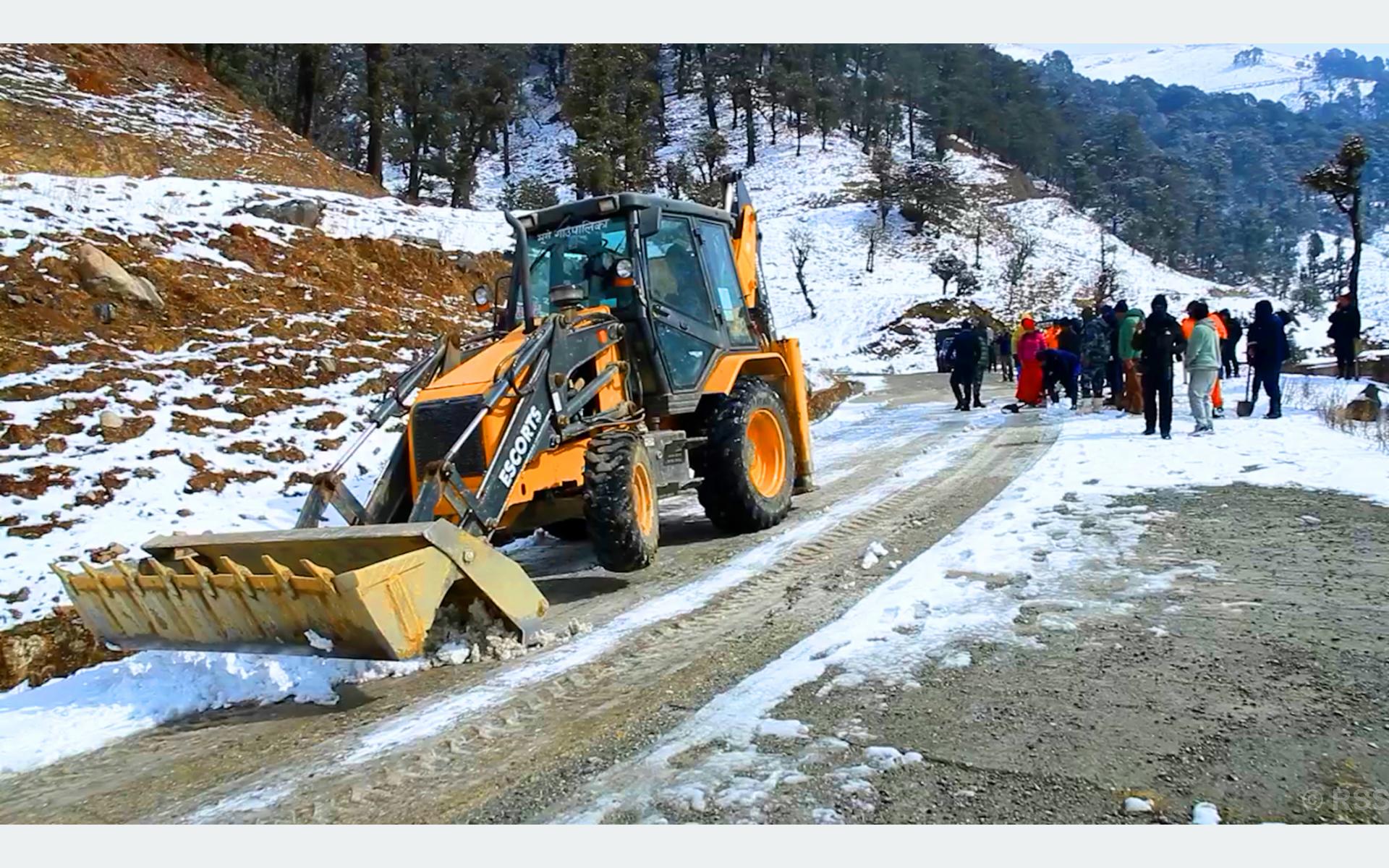 हिमपातले अवरुद्ध बनेको मध्यपहाडी लोकमार्ग सञ्चालन हिमपातले अवरुद्ध बनेको मध्यपहाडी लोकमार्ग सञ्चालन