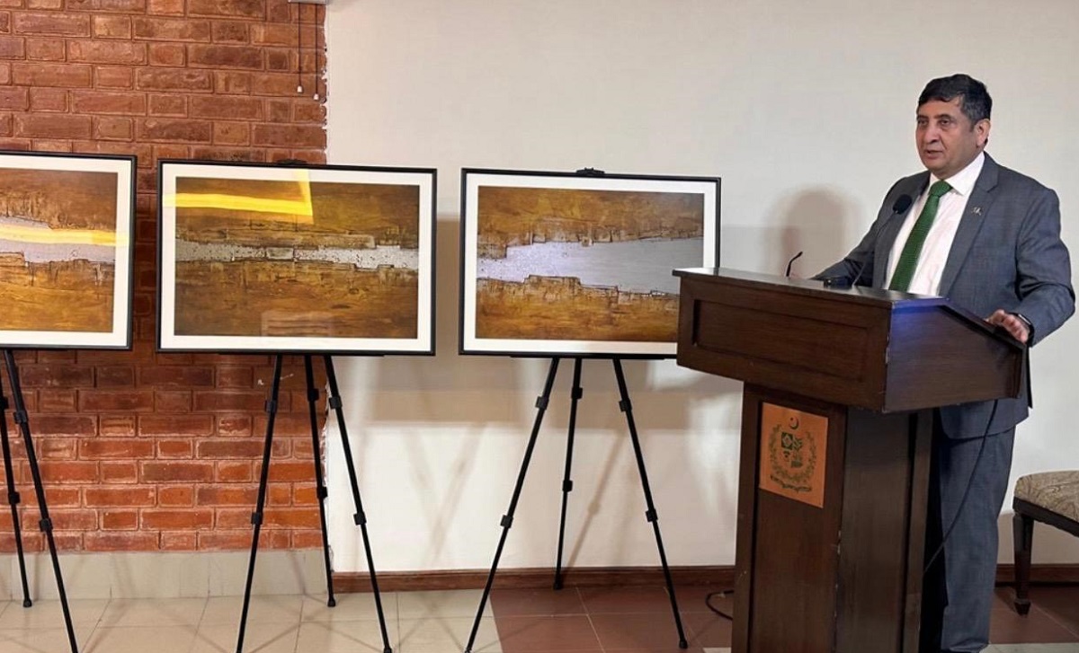 ‘नेपाली कलाकारको चित्रकलामा झल्किएका पाकिस्तानका रङहरू’