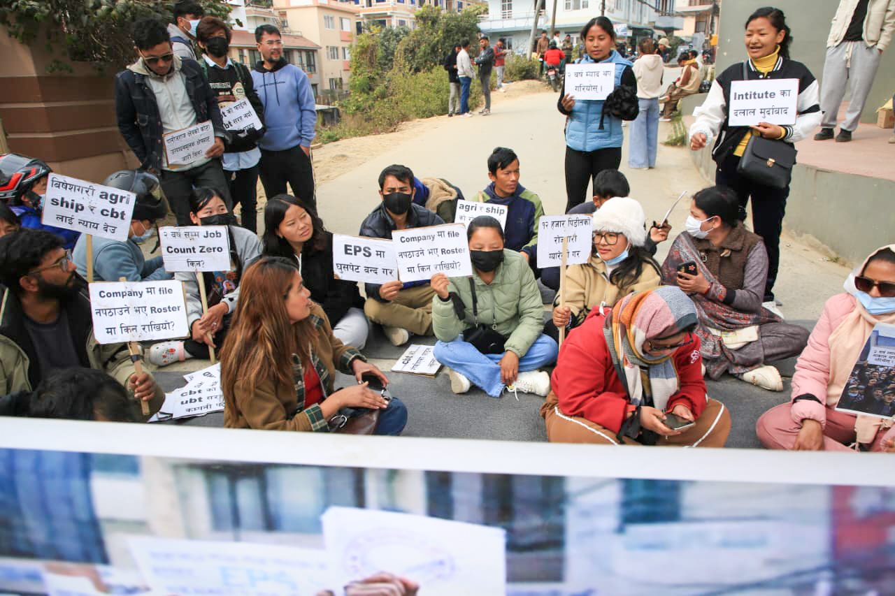 दुई वर्षदेखि कोरिया जान नपाएको भन्दै ईपीएस पास युवाको काठमाडौंमा प्रदर्शन दुई वर्षदेखि कोरिया जान नपाएको भन्दै ईपीएस पास युवाको काठमाडौंमा प्रदर्शन