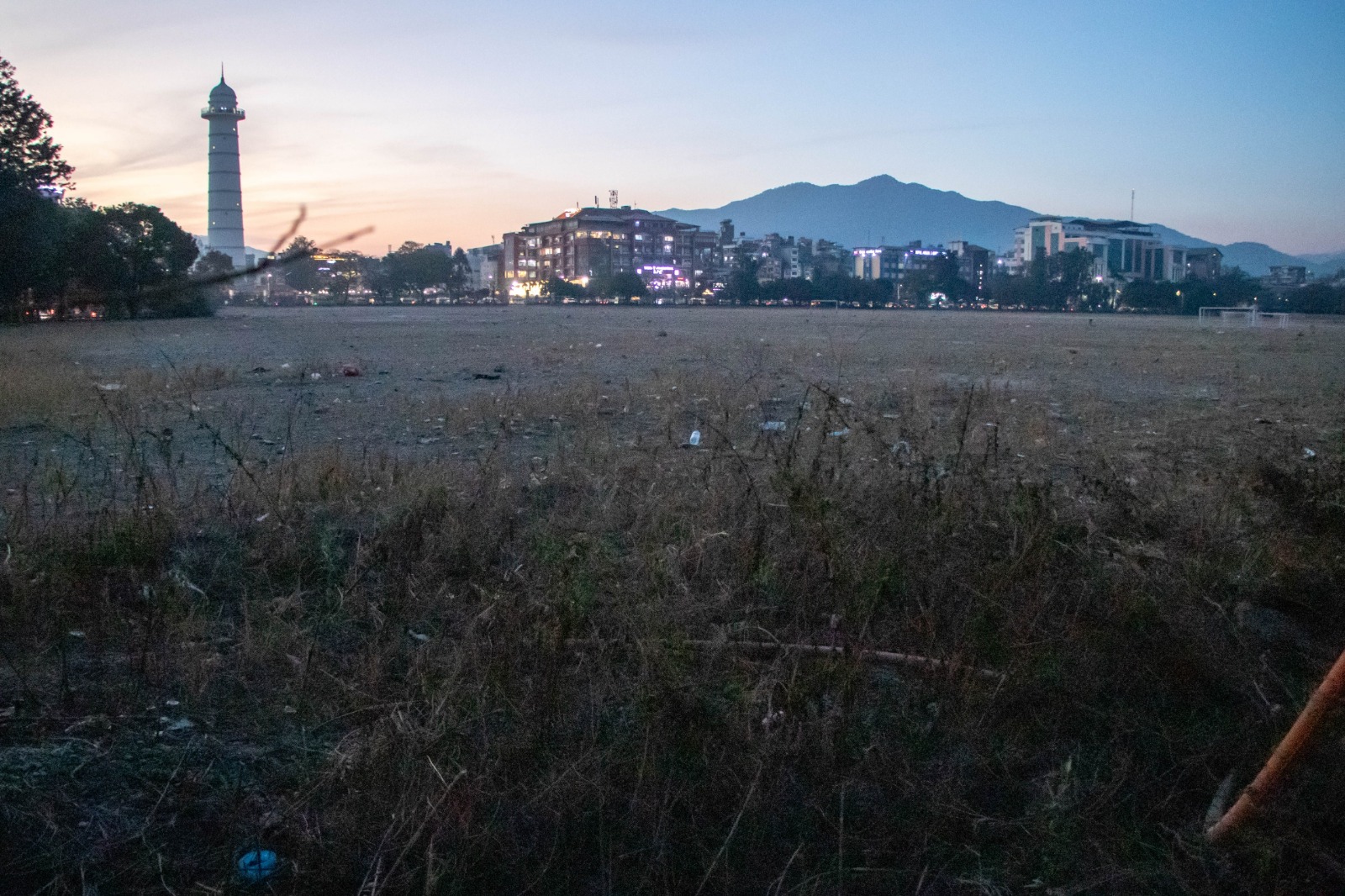 सैनिक मञ्चको दक्षिण चौरमा २ करोड ७० लाख रुपियाँ खर्च गरेर वरमुढा ग्रास रोपिँदै