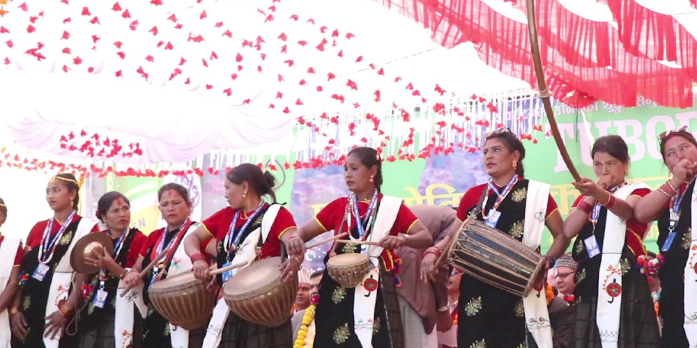 महिला समूहलाई नौमती बाजा बजाउन भ्याइनभ्याई