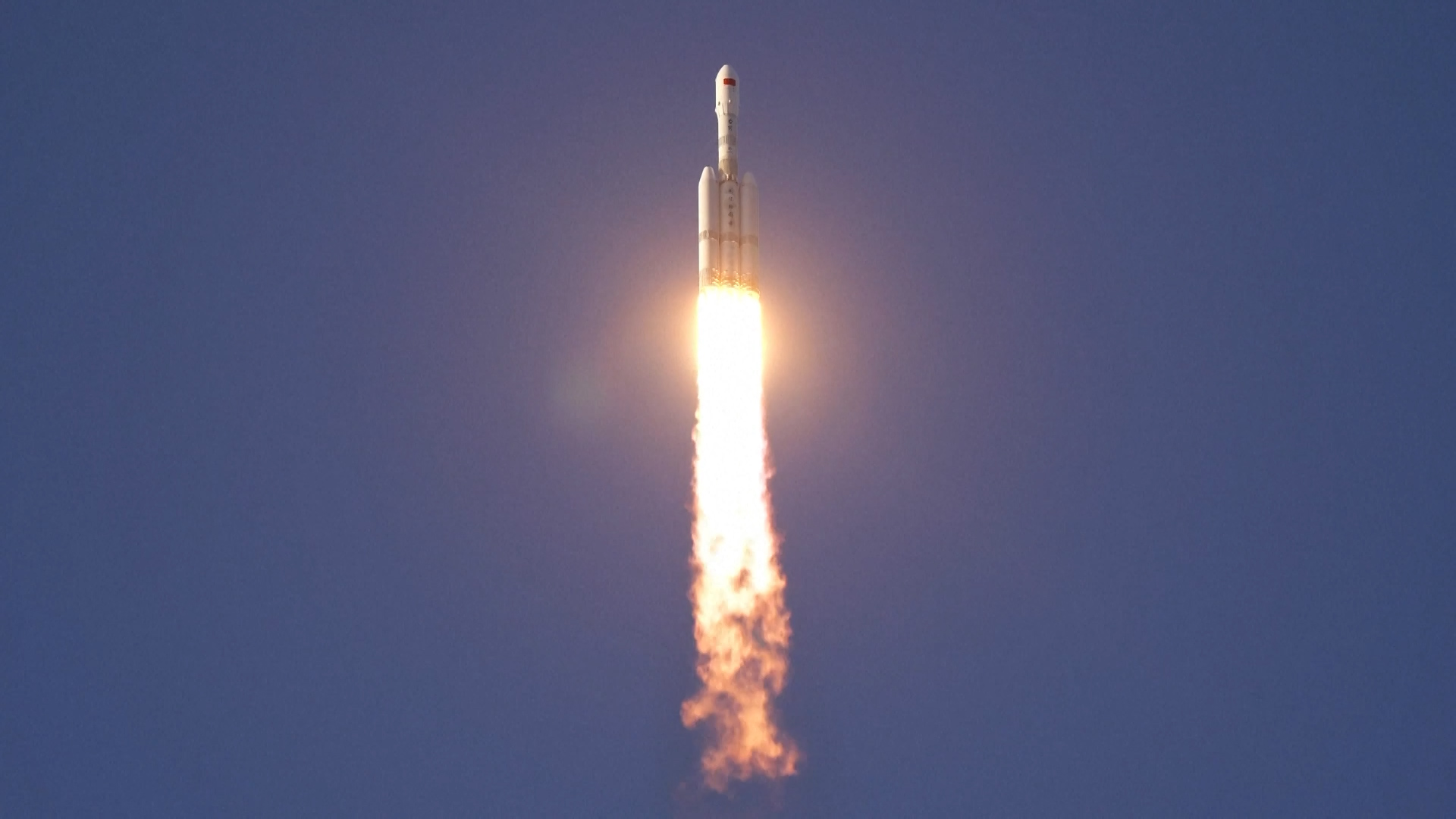 चीनमा तीनवटा उपग्रहहरू सहितको रकेट प्रक्षेपण