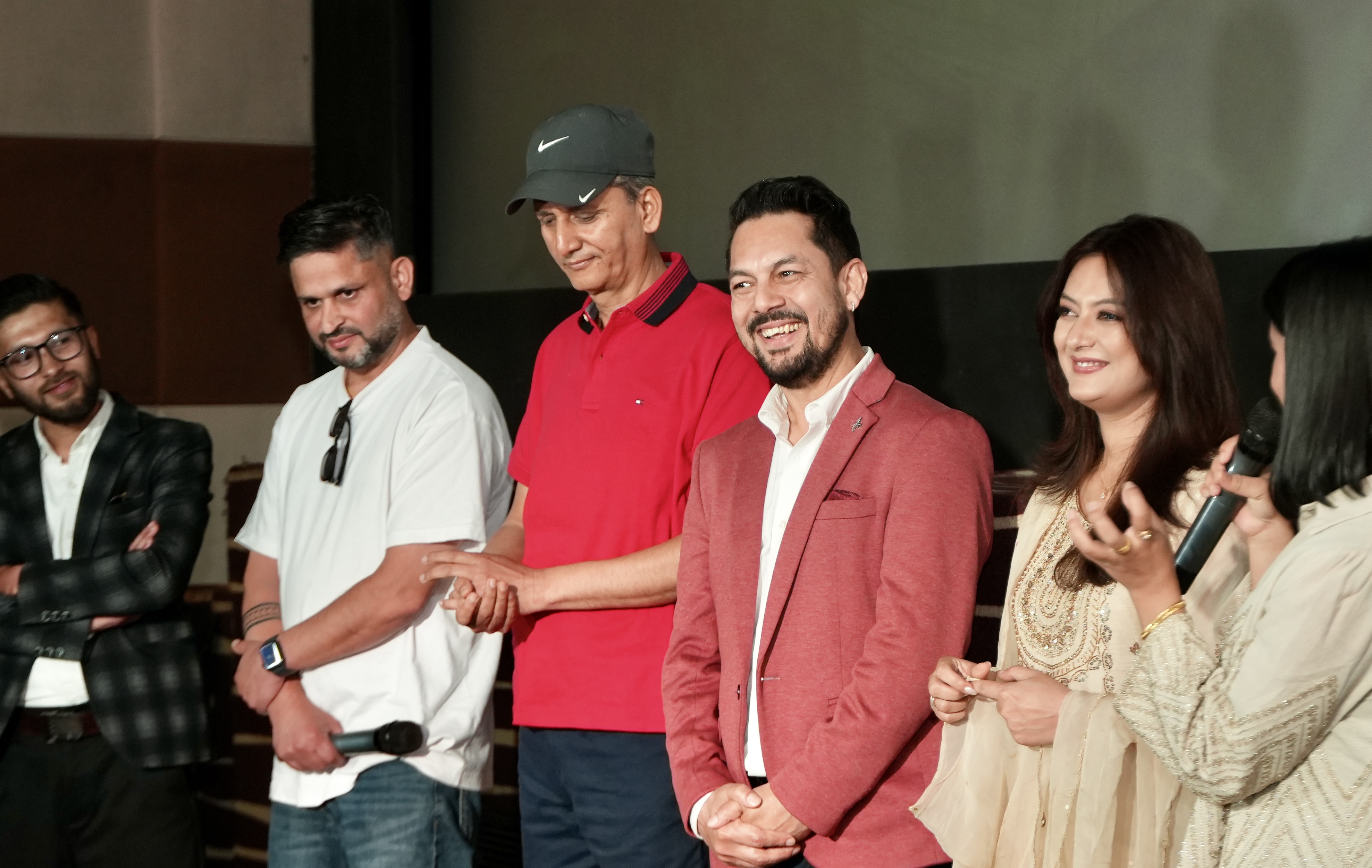 रामकृष्ण ढकाल निर्मित ‘मालती मंगले’को शीर्ष गीत ‘सुनैको सपनी’ सार्वजनिक, सङ्गीतकारलाई गितार उपहार