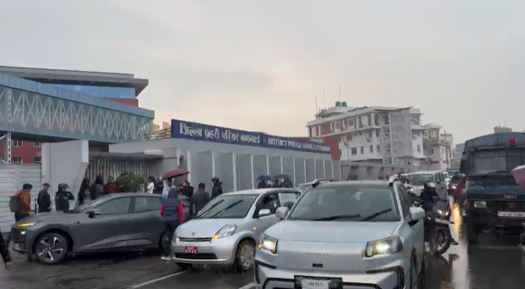 पक्राउ पछि केपी ओली जिल्ला प्रहरी परिसर काठमाडौंमा पक्राउ पछि केपी ओली जिल्ला प्रहरी परिसर काठमाडौंमा