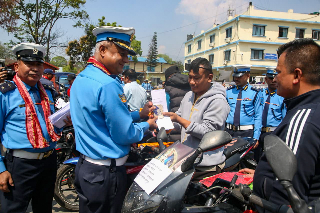 हराएका ५० वटा मोटरसाइकल प्रहरीद्वारा धनीलाई हस्तान्तरण