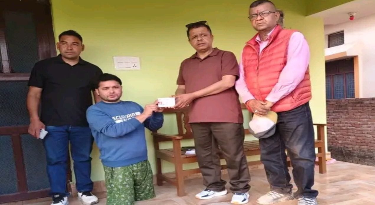 अशक्तलाई घरमै पुगेर नागरिकताको प्रतिलिपी हस्तान्तरण
