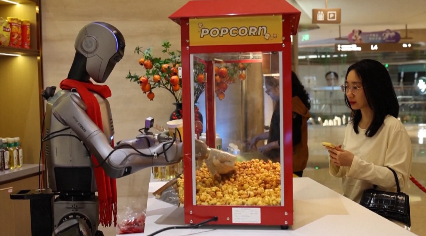 फिल्म हलहरुमा ग्राहकलाई पपकर्न र आइसक्रिम सेवा गर्छन रोबोटहरु फिल्म हलहरुमा ग्राहकलाई पपकर्न र आइसक्रिम सेवा गर्छन रोबोटहरु