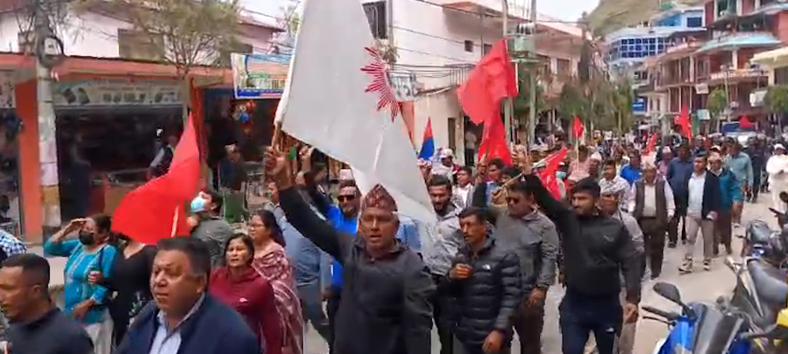पूर्वप्रधानमन्त्री र पूर्वगृहमन्त्रीको रिहाइको माग गर्दै रामेछाप एमालेले बुझायो विरोधपत्र