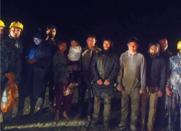 रोशी खोलाको बाढीले बगाएर बिपी मार्गमा काम गर्ने एक मजदुरको मृत्यु, ७ जनाको उद्धार रोशी खोलाको बाढीले बगाएर बिपी मार्गमा काम गर्ने एक मजदुरको मृत्यु, ७ जनाको उद्धार