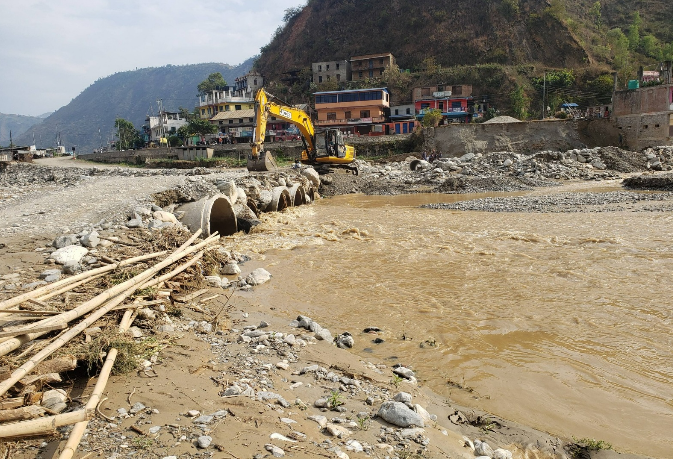 वर्षासँगै रोशी खोलामा बाढी, बीपी राजमार्ग पुनः बन्द