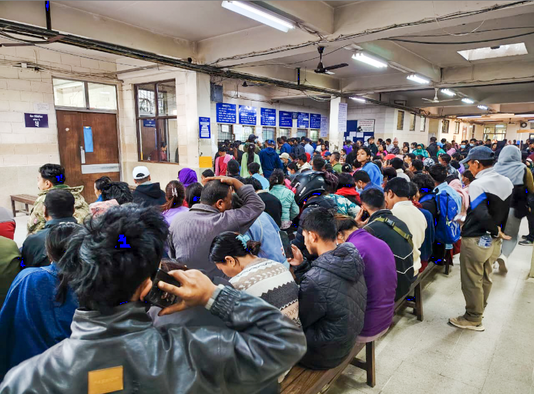 पाटन अस्पतालमा जनरल चेकअपको लागी टिकट काट्नेको भिड 