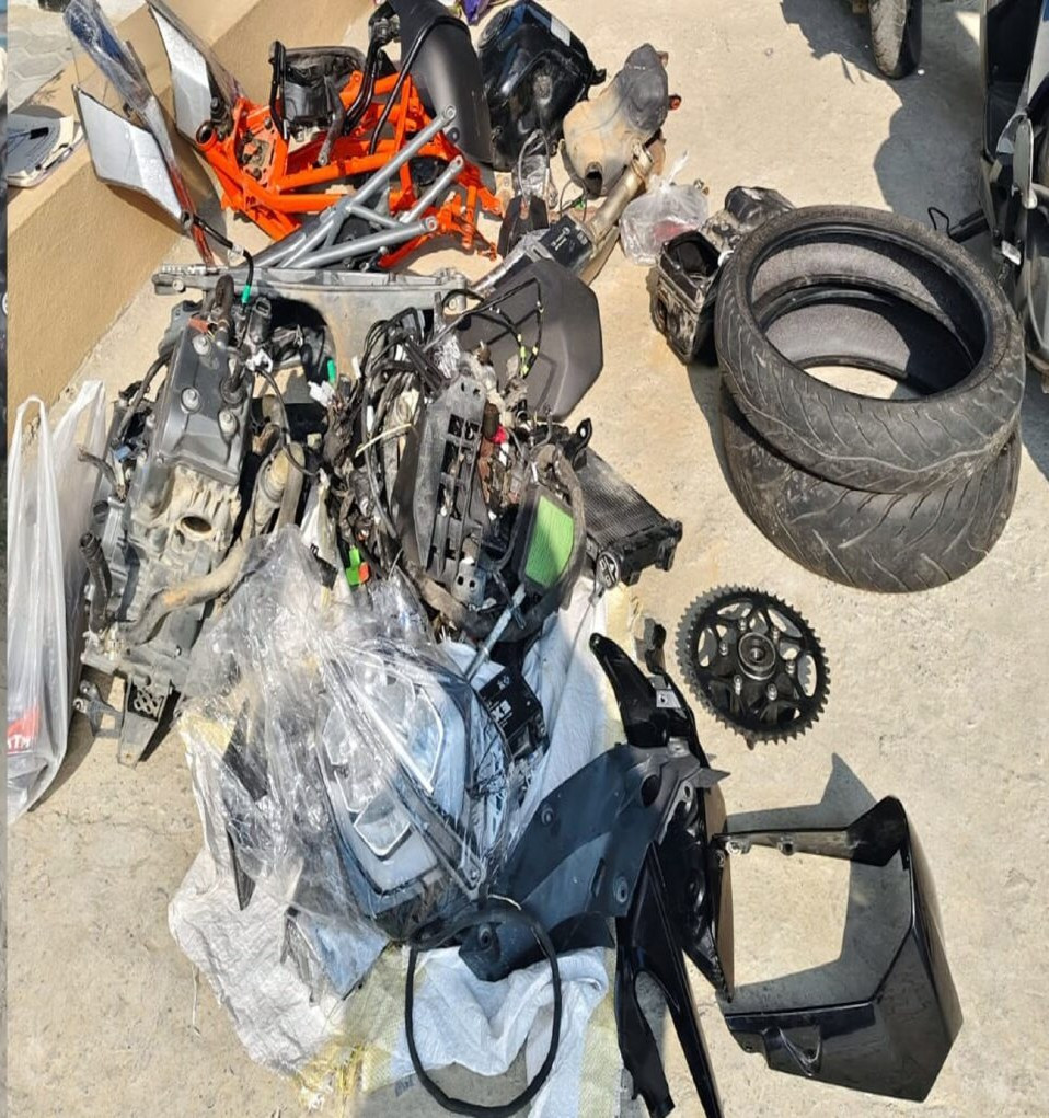 मोटरसाइकलको पार्टपुर्जा खोलेर लुकाएको अवस्थामा फेला