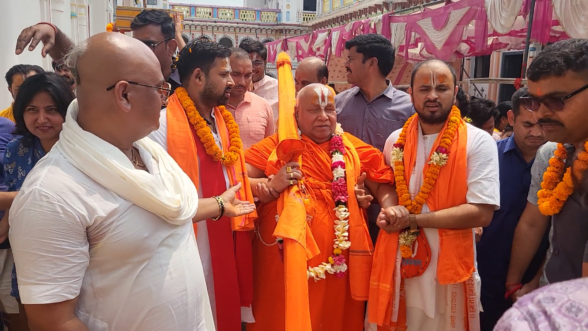 भारतप्रति प्रधानमन्त्री बालेनको दृष्ट ठिक छैन्ः स्वामी रामभद्राचार्य