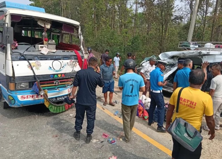 ईभी माइक्रो  र माइक्रो बस ठोक्किँदा २ जनाको मृत्यु 