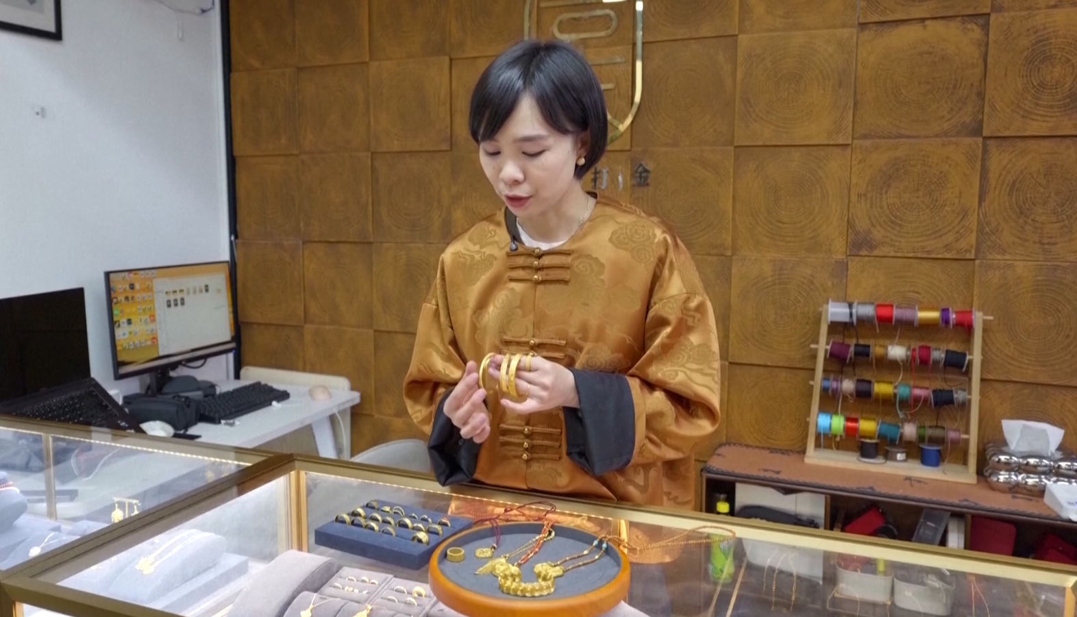 पुराना सुनका गहनाहरू पुनर्निर्माणमा युवा आकर्षणः मासिक २१ सय डलरसम्म आम्दानी