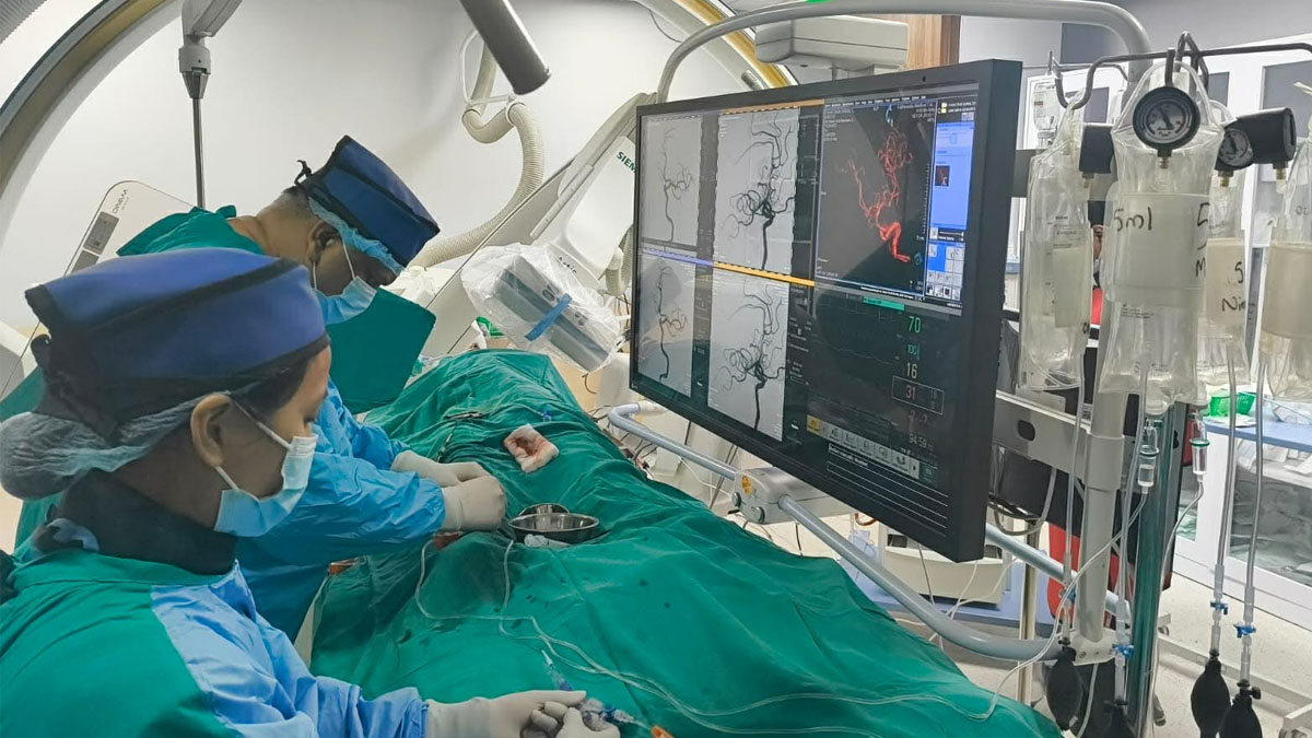 केएमसीमा मस्तिष्कको जटिल शल्यक्रिया सफल