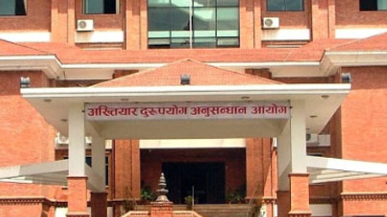 भवन निर्माणमा घुसः इन्जिनियर सहितका कर्मचारी अख्तियारको फन्दामा