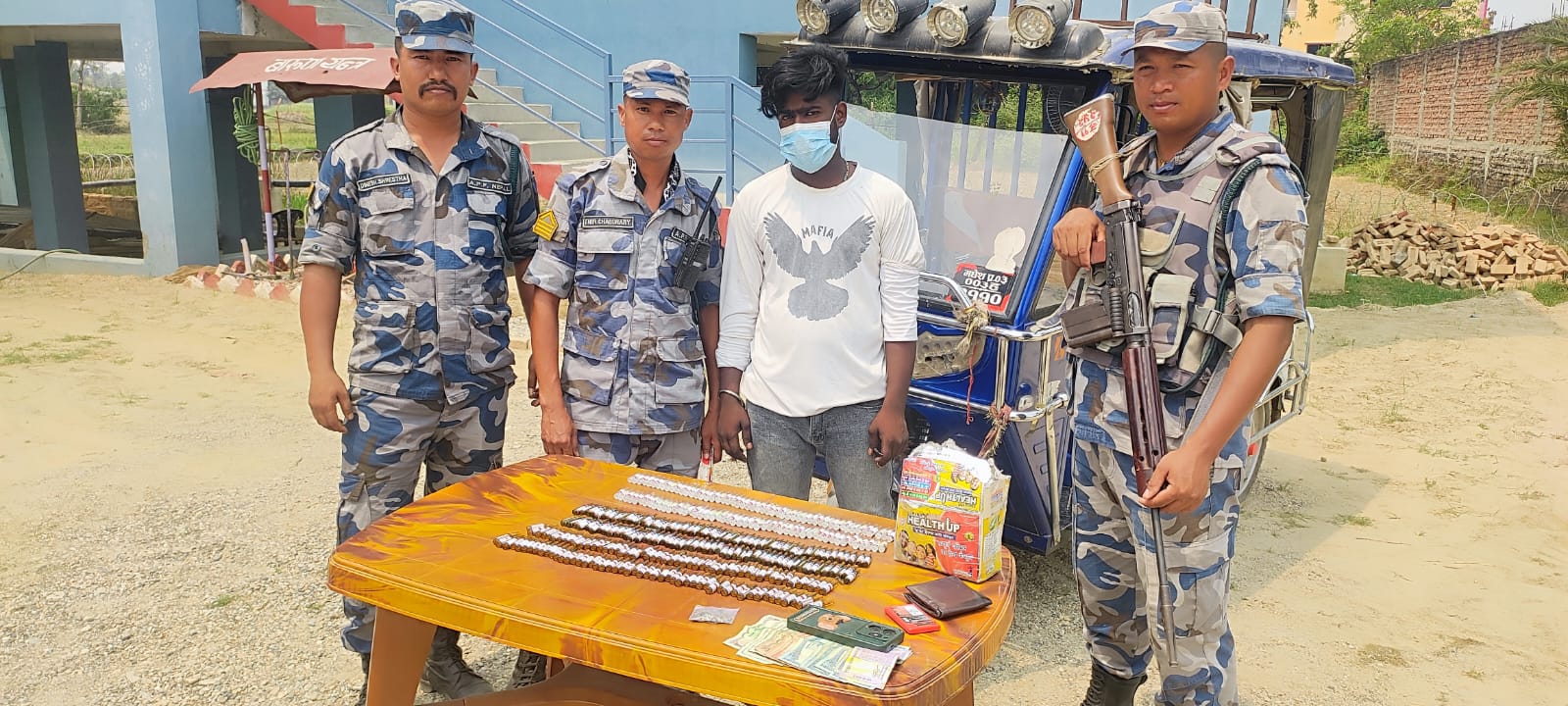 गौर भन्सारबाट ठूलो परिमाणमा लागुऔषधसहित अटो चालक पक्राउ