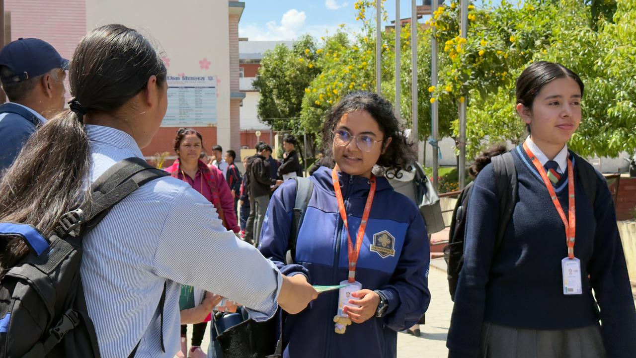 आइन्स्टाइन जेभियरका विद्यार्थी कलेजको मार्केटिङमा, परीक्षा केन्द्र बाहिर पर्चा वितरण