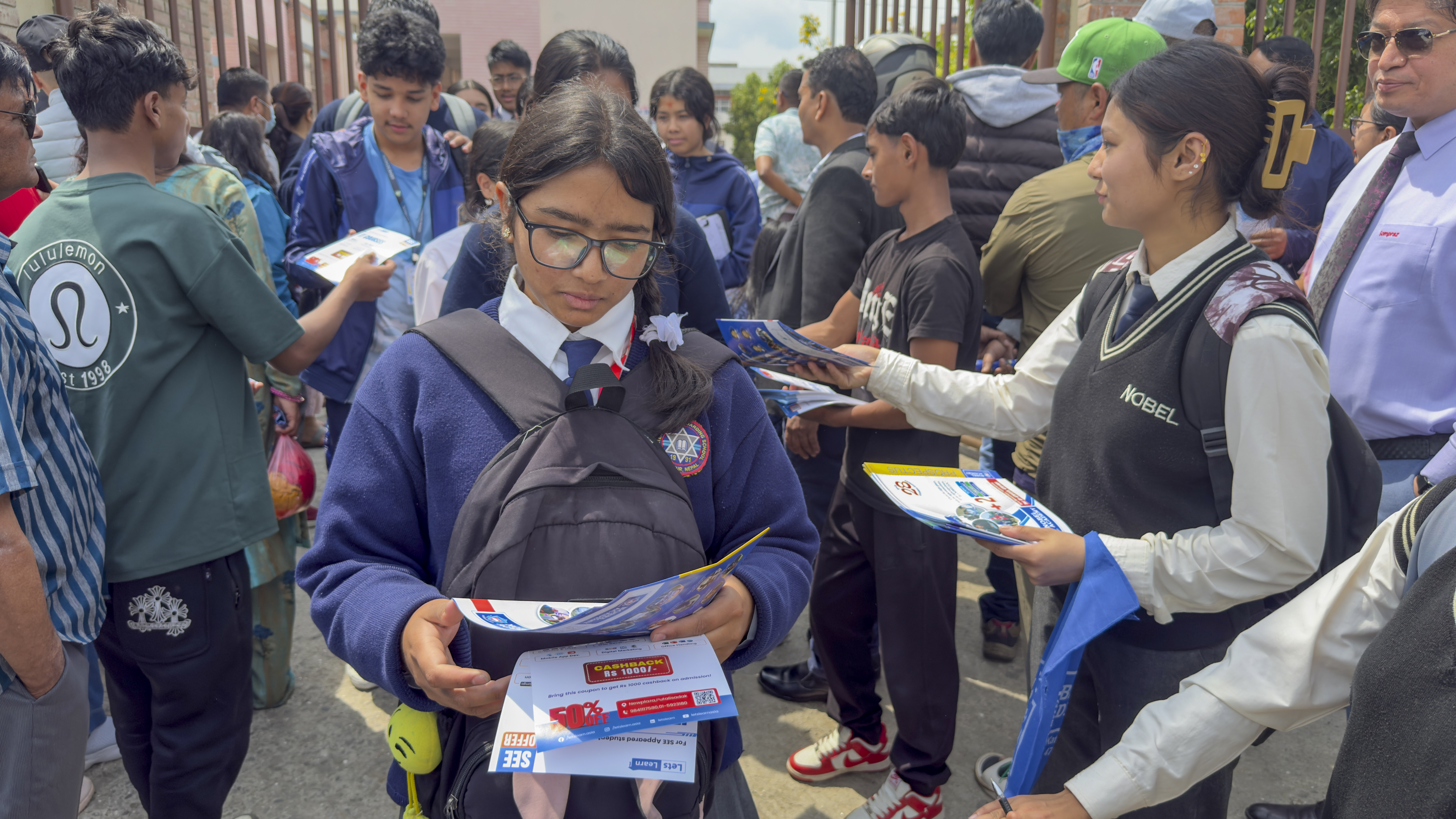 परीक्षा केन्द्रमै नोबेल एकेडेमीको प्रचार, परीक्षा दिइरहेका विद्यार्थी प्रभावित