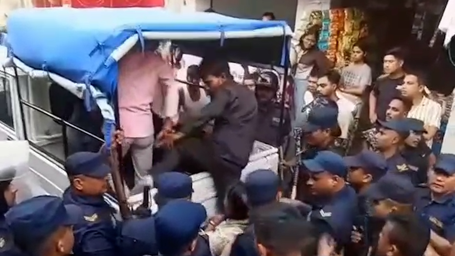 वीरगञ्जमा प्रहरी जवानको हत्या, चारजना पक्राउ वीरगञ्जमा प्रहरी जवानको हत्या, चारजना पक्राउ