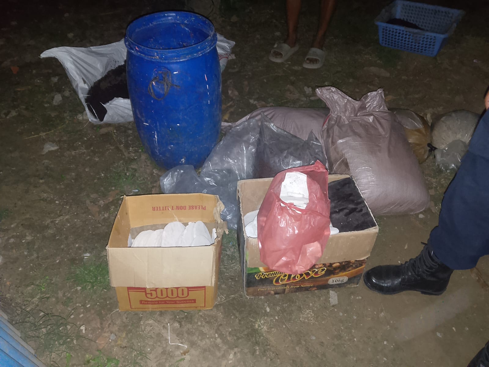 प्रहरीद्वारा हेटौँडामा ६ हजार लिटर अवैध लोकल मदिरा नष्ट प्रहरीद्वारा हेटौँडामा ६ हजार लिटर अवैध लोकल मदिरा नष्ट