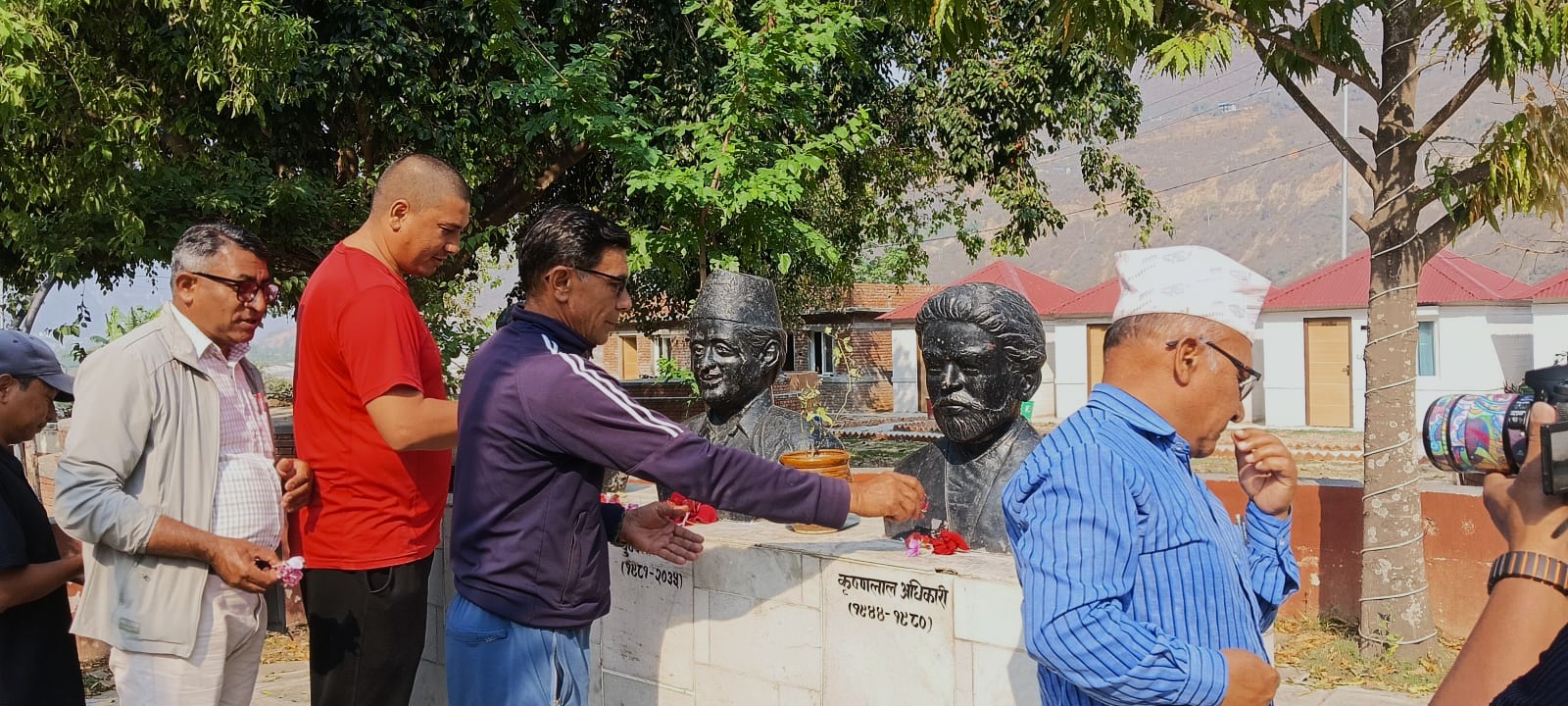 पुष्पलालको जिल्ला रामेछापमा पुष्पगुच्छा अर्पण