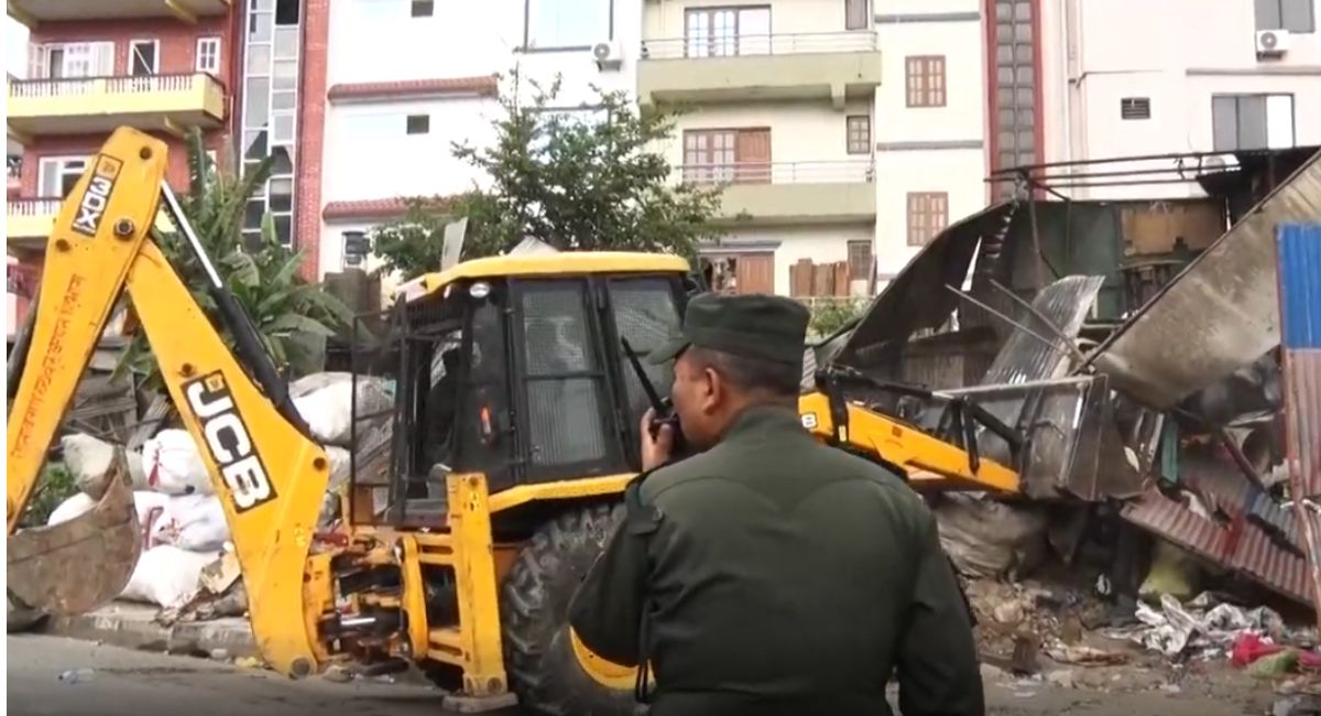 पशुपति क्षेत्रको जग्गा हडपेर बनाइएका संरचनामाथि चल्यो महानगरको डोजर