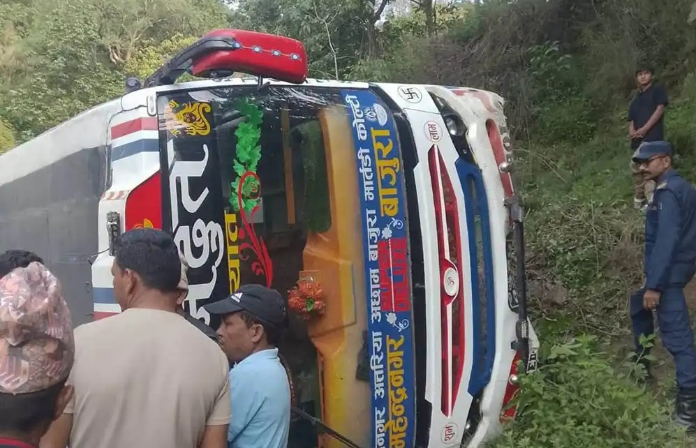 ब्रेक फेल भई बस दुर्घटना हुँदा २४ यात्रु घाइते ब्रेक फेल भई बस दुर्घटना हुँदा २४ यात्रु घाइते