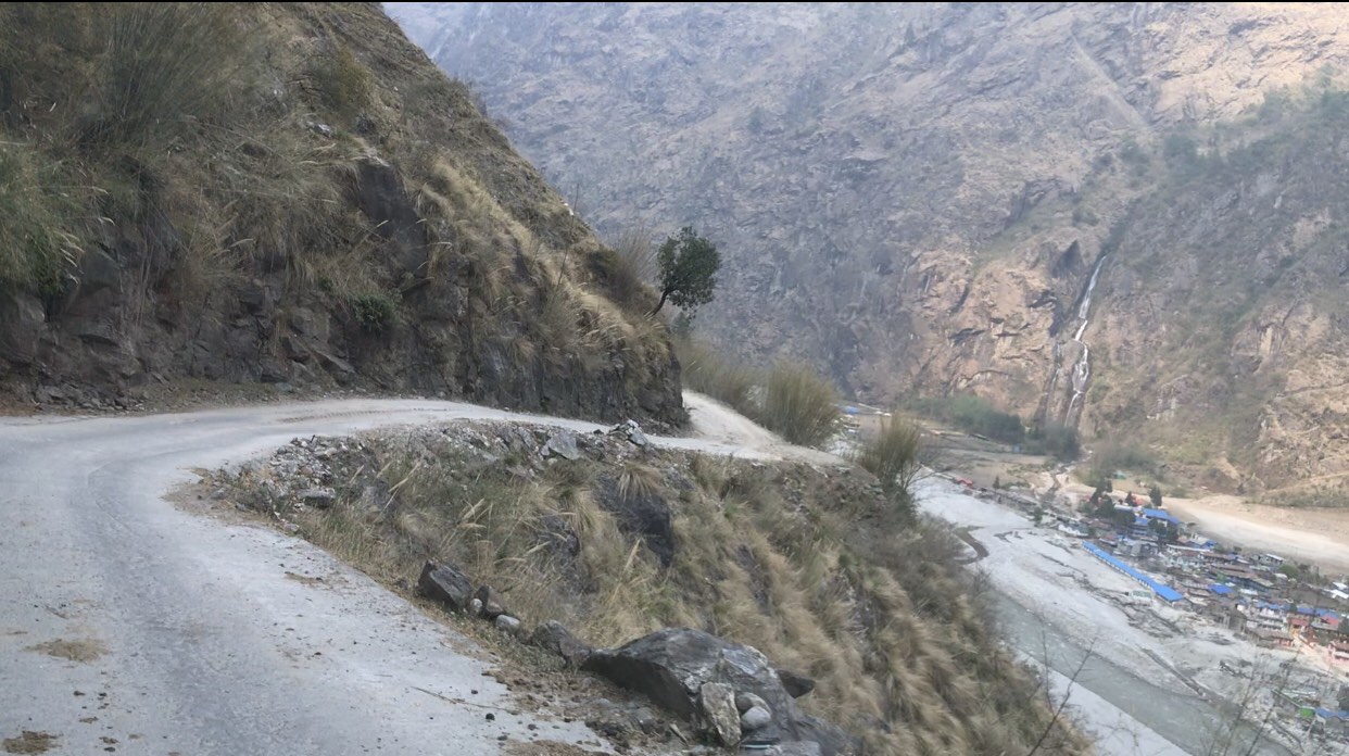 आजदेखि बेँसीसहर-चामे र मध्यपहाडी लोकमार्गमा सवारी सञ्चालनमा रोक