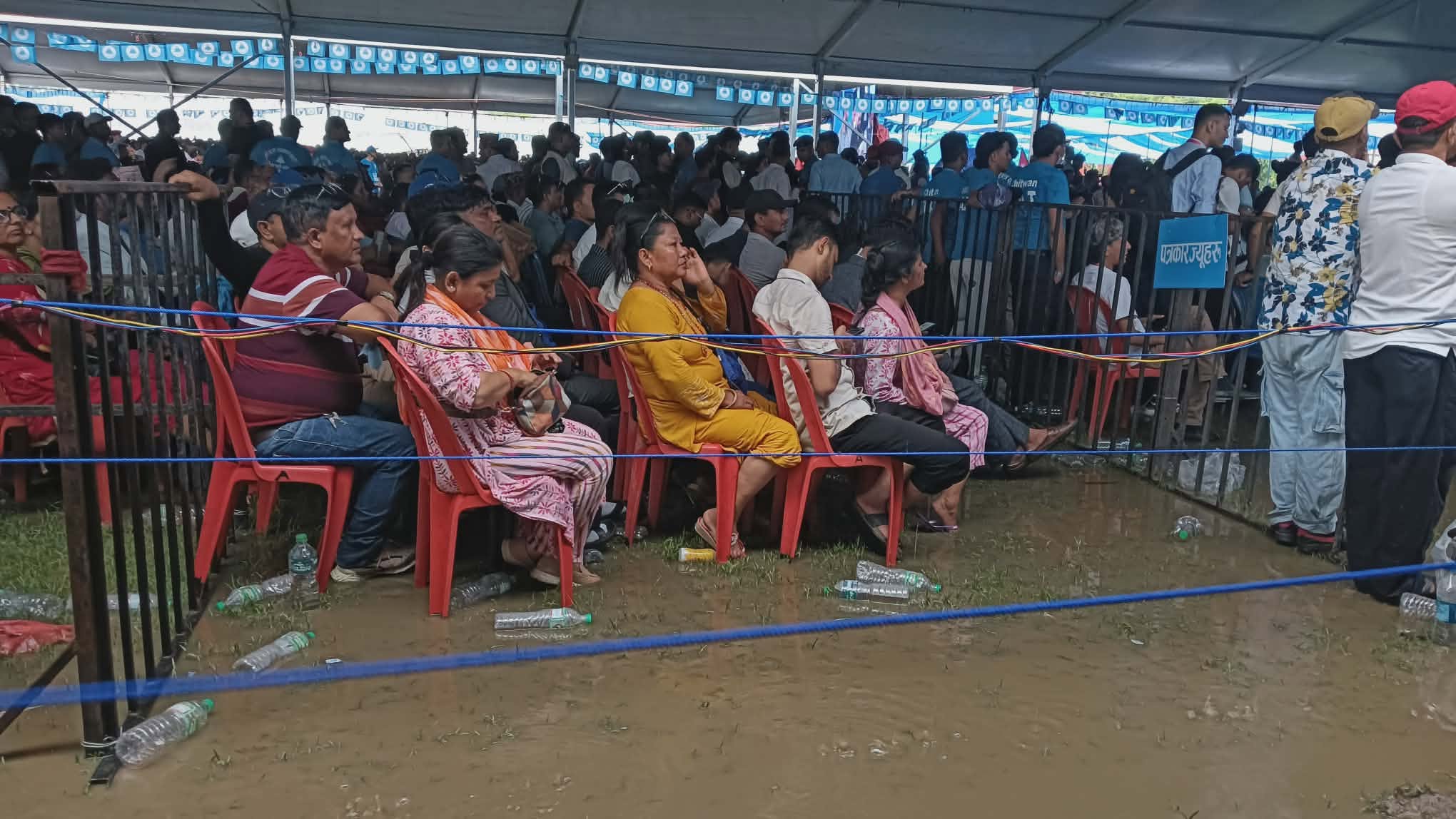 रवि–बालेन पुग्दै गर्दा वर्षा, रास्वपा महाधिवेशनस्थल जलमग्न रवि–बालेन पुग्दै गर्दा वर्षा, रास्वपा महाधिवेशनस्थल जलमग्न