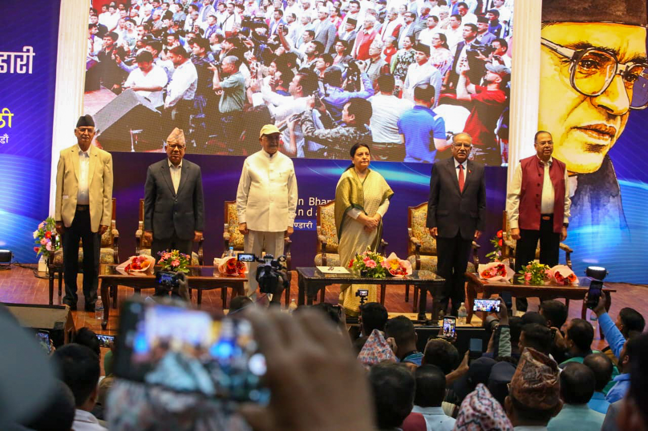 एउटै मञ्चमा देखिए ओली, प्रचण्ड, माधव र झलनाथ