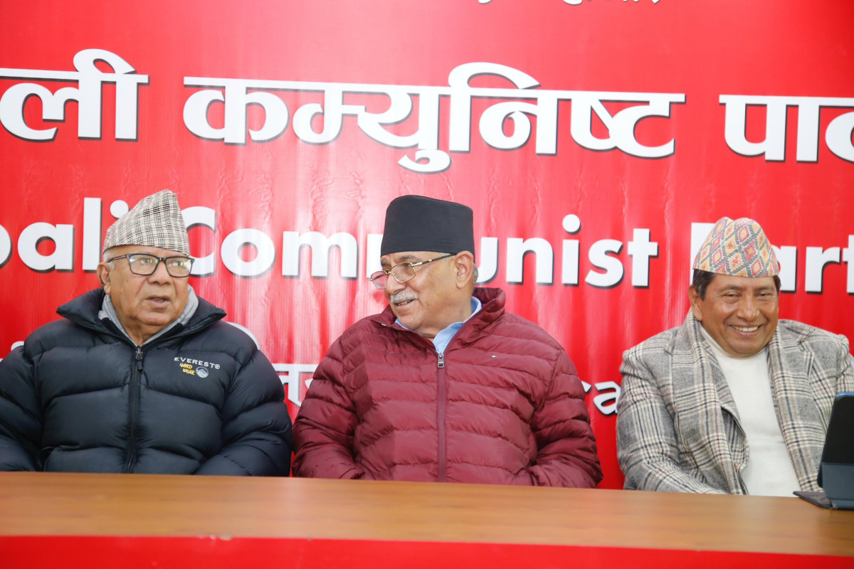 प्रचण्डद्वारा ‘अहिल्यै छोड’ नभन्न आग्रह, असारभित्र एकता टुंग्याउने माधव नेपालको भनाइ