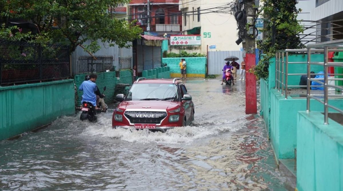 काठमाडौं जलमग्न अनामनगरमा गाडी डुब्यो, सडक बने नदी काठमाडौं जलमग्न अनामनगरमा गाडी डुब्यो, सडक बने नदी
