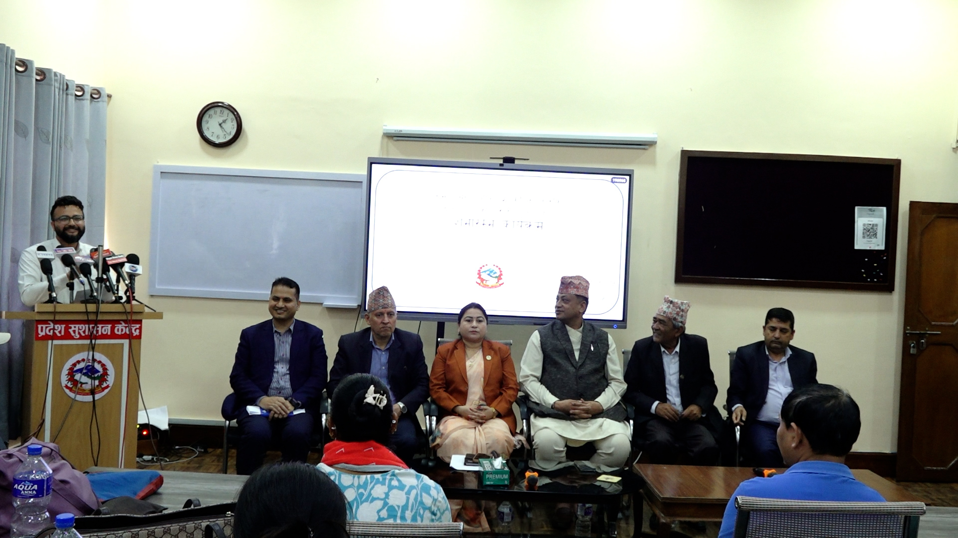 समस्याग्रस्त पाँच सहकारीका बचतकर्ताको बचत फिर्ता सुरु, पहिलो चरणमा ४२ जनाले पाए रकम समस्याग्रस्त पाँच सहकारीका बचतकर्ताको बचत फिर्ता सुरु, पहिलो चरणमा ४२ जनाले पाए रकम