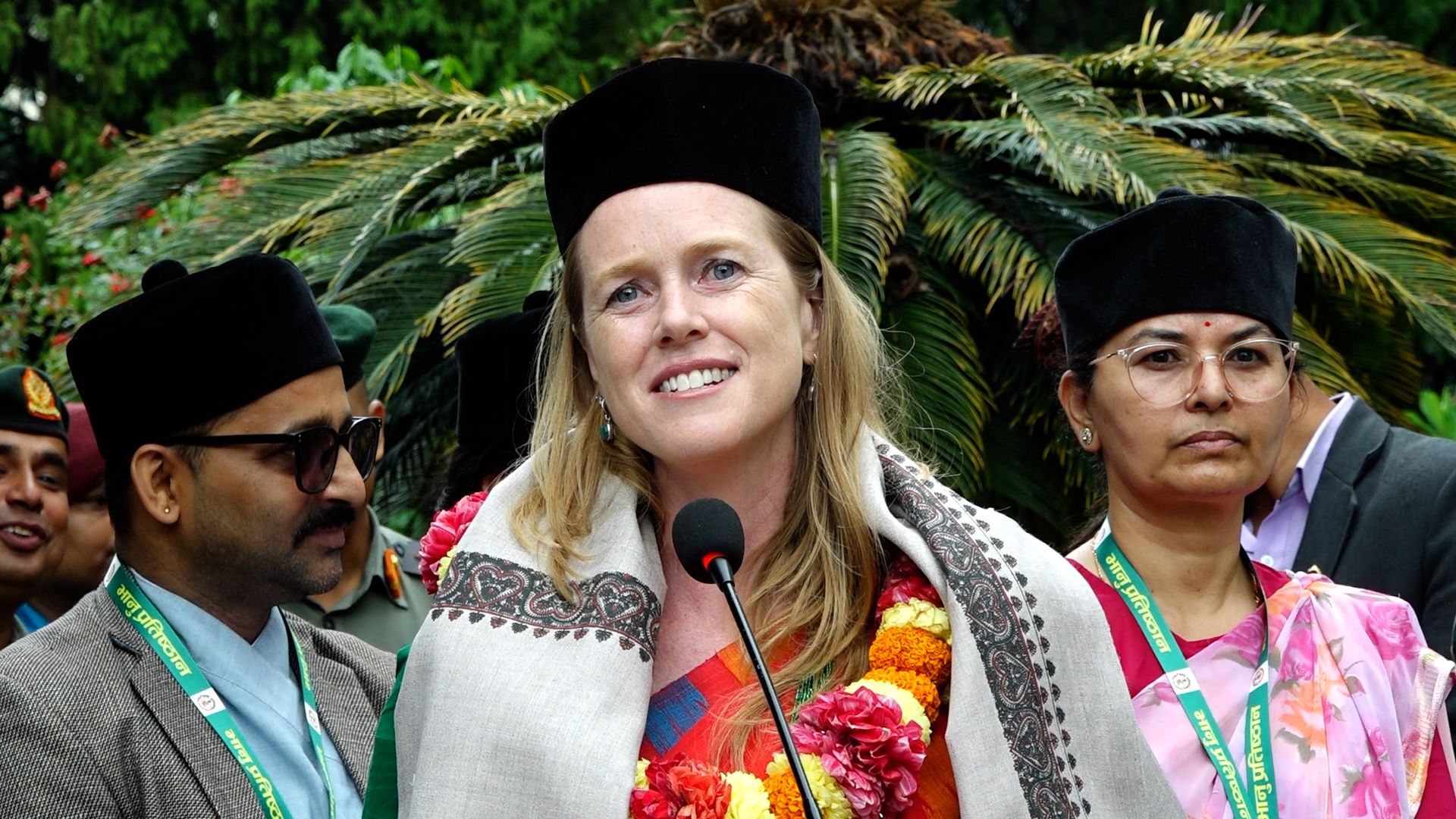 अमेरिकी नागरिक डा।आनाले नेपाली श्लोक वाचन गर्दा... अमेरिकी नागरिक डा।आनाले नेपाली श्लोक वाचन गर्दा...