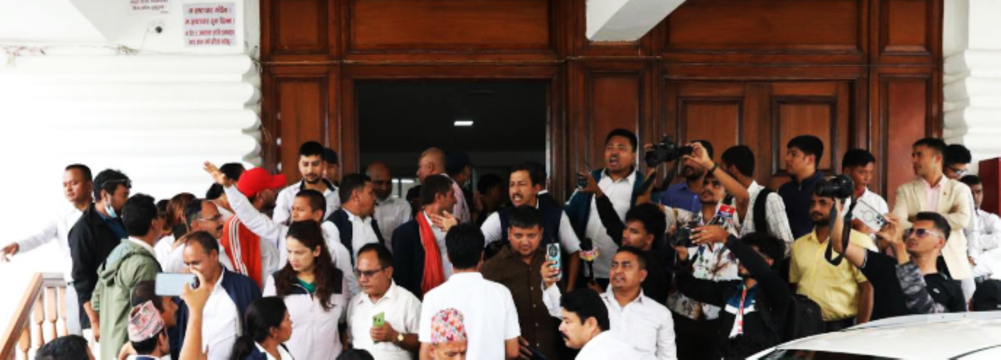 करार कर्मचारी हटाउने सरकारी तयारीका विरुद्ध अर्थमन्त्रालयको गेटमा धर्ना करार कर्मचारी हटाउने सरकारी तयारीका विरुद्ध अर्थमन्त्रालयको गेटमा धर्ना