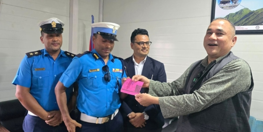 हेल्मेटबिनै बाइक चलाएका मुख्यमन्त्री शाहलाई ट्राफिकको जरिवाना