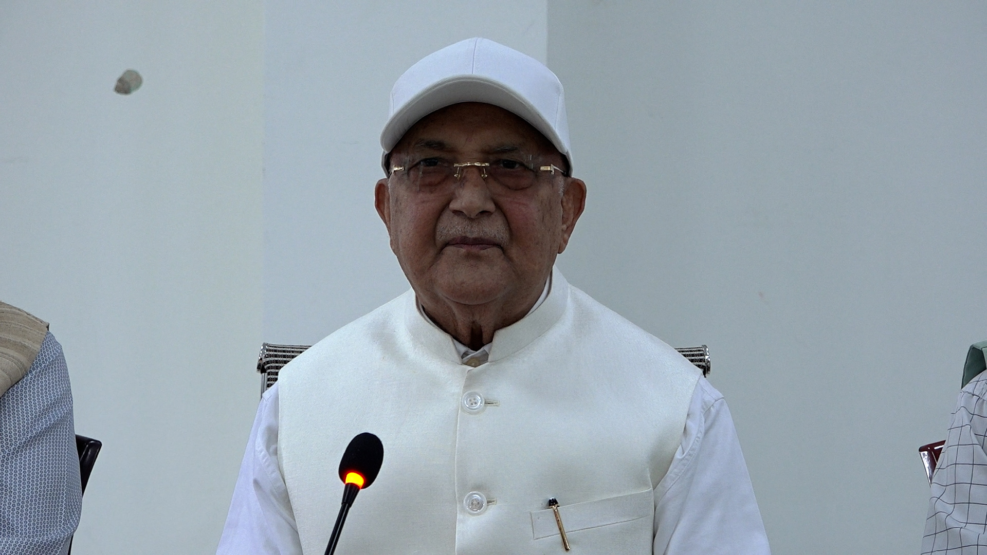 ओलीको टिप्पणी– ‘१०० दिनको सरकार उम्लिएको दूधजस्तो छ, होस–हवासमा छैन’ ओलीको टिप्पणी– ‘१०० दिनको सरकार उम्लिएको दूधजस्तो छ, होस–हवासमा छैन’