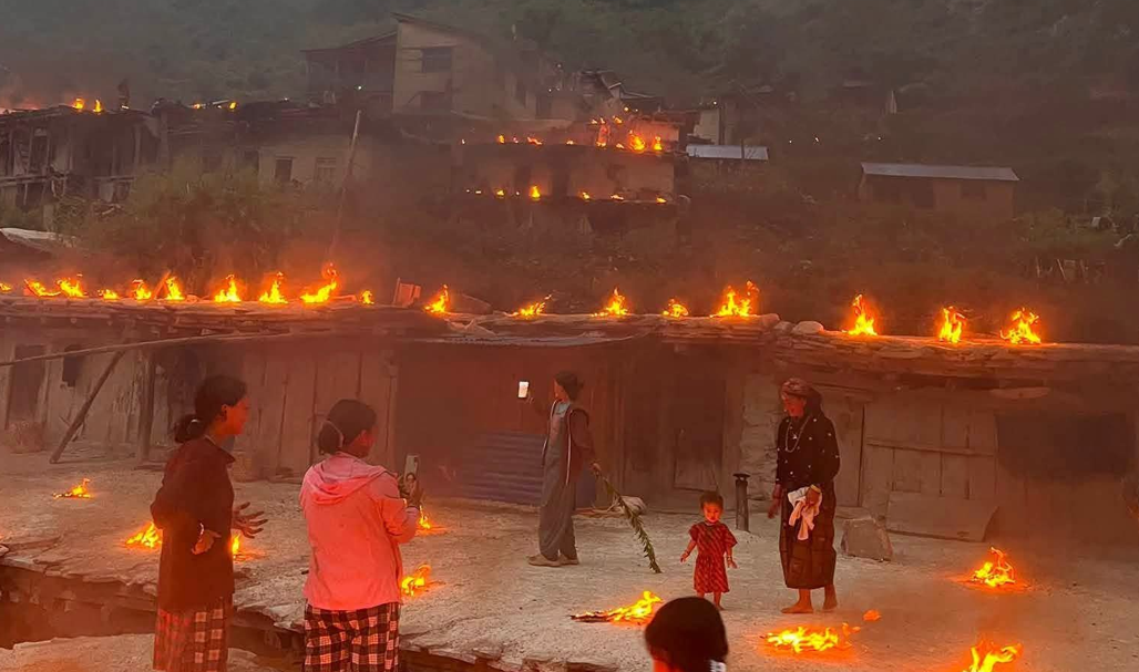 साउने सङ्क्रान्ति: कर्णालीभर झराको राँको बाल्ने परम्परा अझै जीवितै साउने सङ्क्रान्ति: कर्णालीभर झराको राँको बाल्ने परम्परा अझै जीवितै