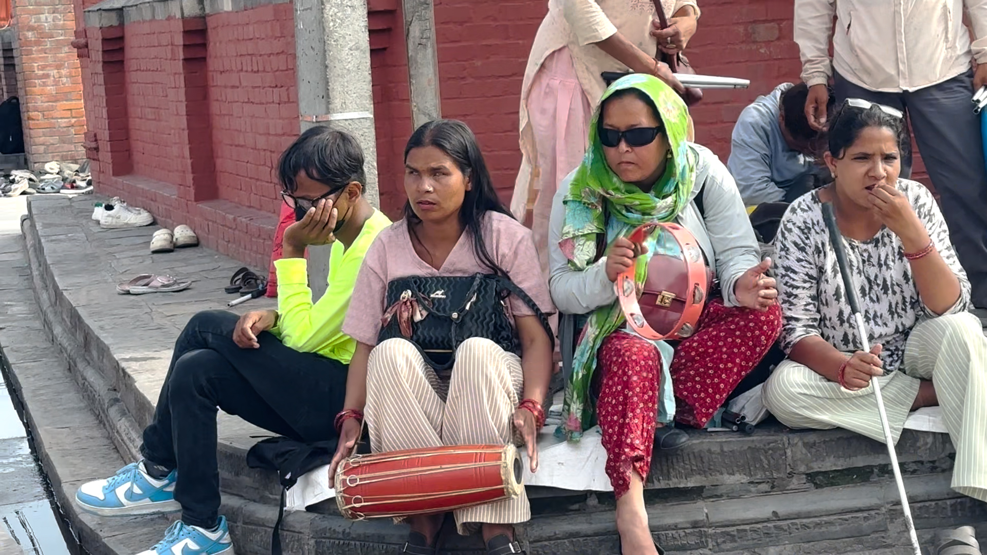 दृष्टिविहीन र अशक्तको पीडा: ‘भत्ता र मागेको पैसाले कति दिन बाँच्नु ?’