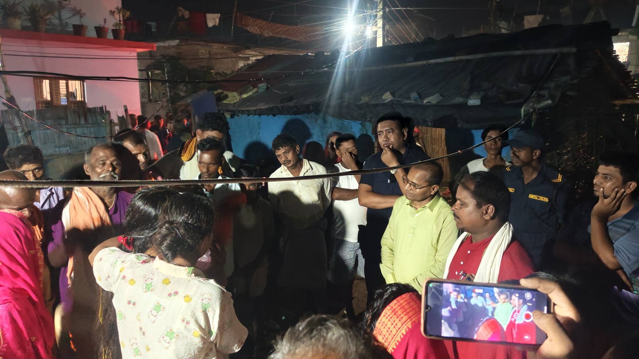 विवेक मण्डलको परिवारसँग मधेशका गृहमन्त्री महतोको भेट