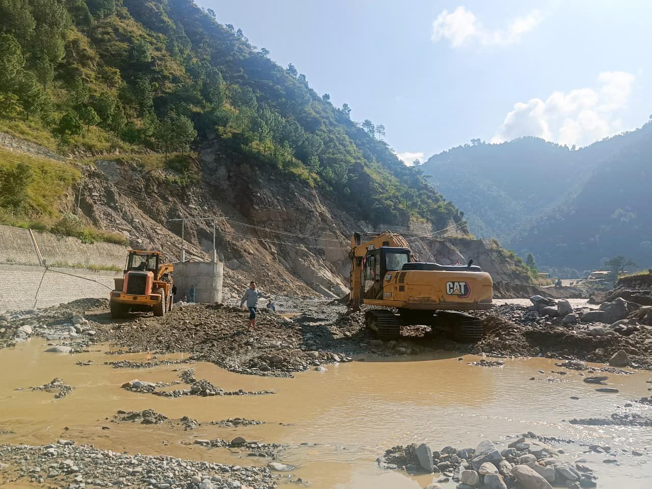 वर्षा र पहिरोका कारण देशका विभिन्न राजमार्ग तथा सडकखण्ड प्रभावित वर्षा र पहिरोका कारण देशका विभिन्न राजमार्ग तथा सडकखण्ड प्रभावित