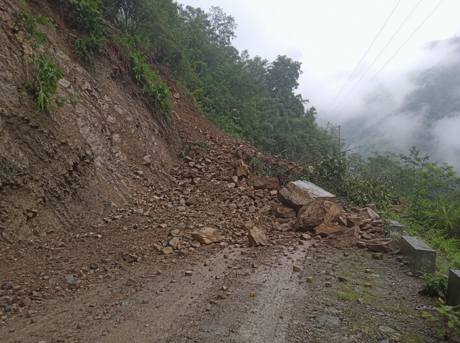 देशका तीन राजमार्ग अझै पूर्ण अवरुद्ध, बीपी र कान्तिलोकपथमा राति सवारी सञ्चालनमा रोक देशका तीन राजमार्ग अझै पूर्ण अवरुद्ध, बीपी र कान्तिलोकपथमा राति सवारी सञ्चालनमा रोक