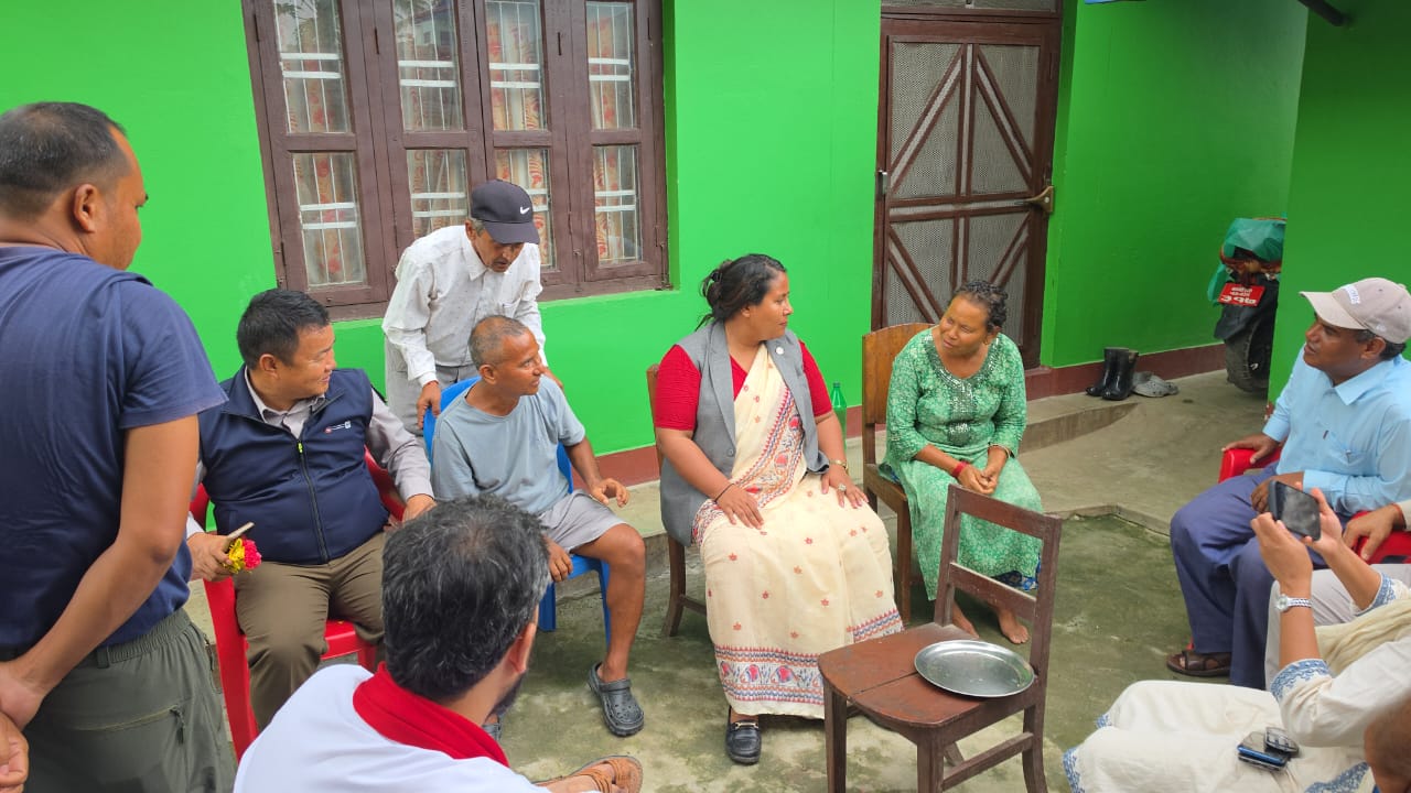 चितवनमा वन्यजन्तु आक्रमणका पीडितको घरमै पुगिन् मन्त्री चौधरी चितवनमा वन्यजन्तु आक्रमणका पीडितको घरमै पुगिन् मन्त्री चौधरी