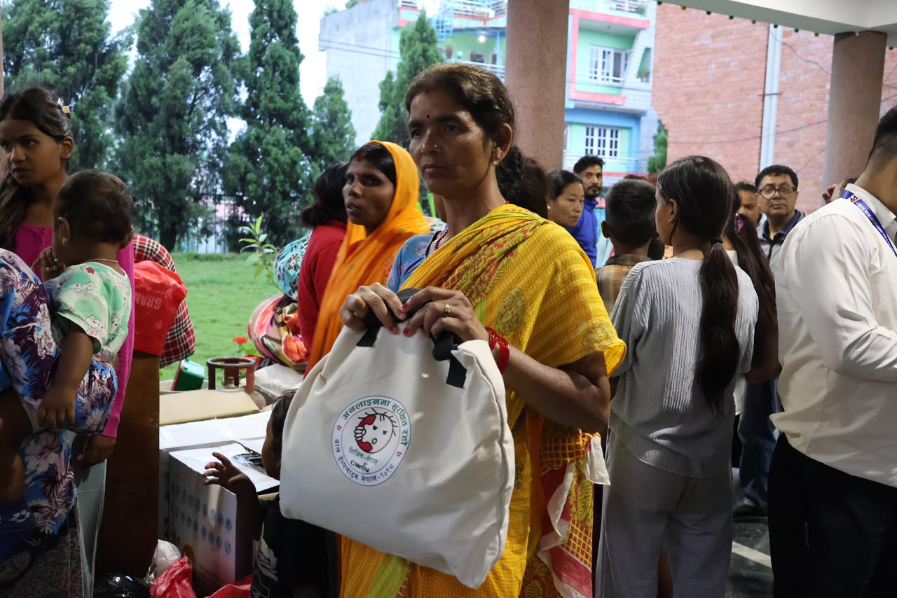 मन्त्री सिता बादीको पहलमा खरीपाटी र बोडे होल्डिङ सेन्टरमा अत्यावश्यक सामग्री वितरण